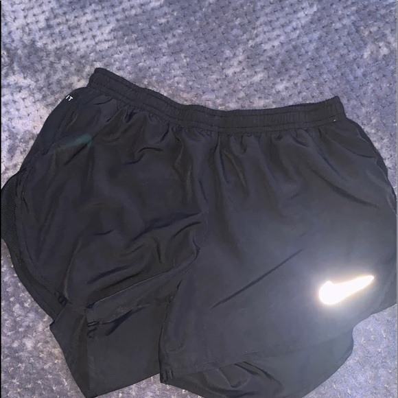 BUNDLE OF NIKE RUNNING JACKET AND SHORTS !!! - Picture 5 of 7
